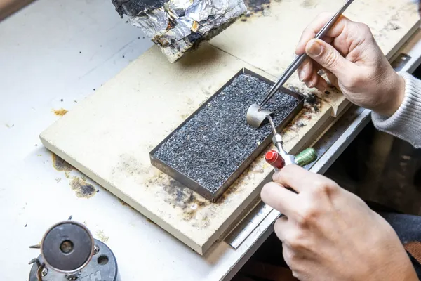 Créez vos boucles d'oreilles personnalisées en laiton plaqué or ou plaqué argent - Image n°2 - Wecandoo