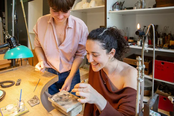 Fabriquez votre paire de boucles d'oreille serties en argent - Image n°4 - Wecandoo