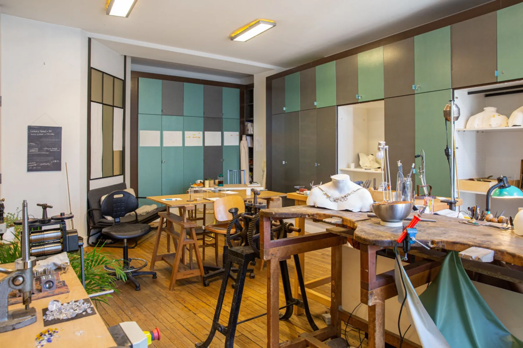 Fabriquez votre paire de boucles d'oreille serties en argent - Image n°3 - Wecandoo