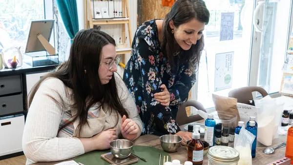 Réalisez votre bougie fleurie et une suspension parfumée - Image n°3 - Wecandoo