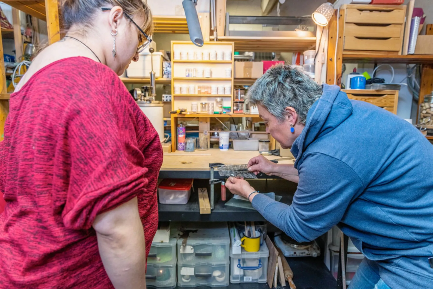 Réalisez votre paire de boucles d'oreilles en argent et émail - Image n°4 - Wecandoo