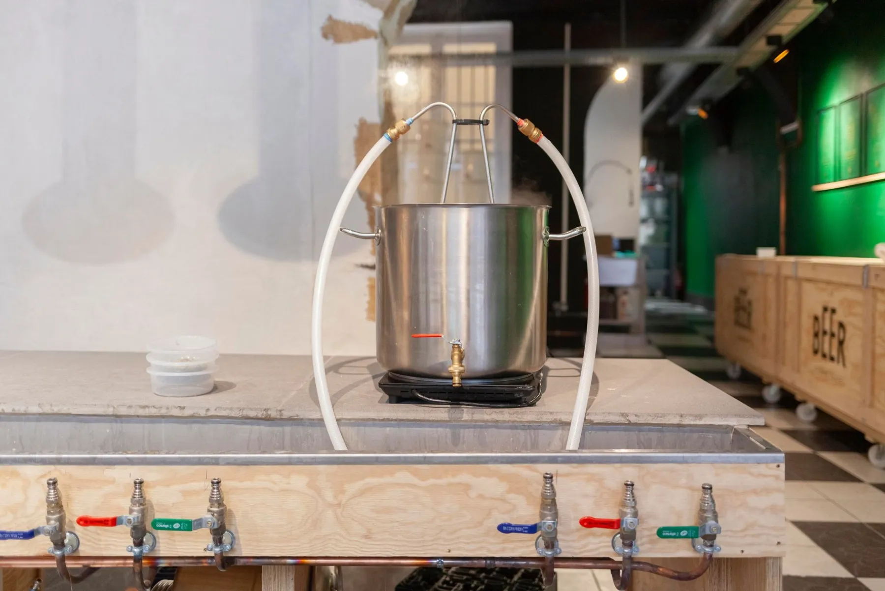 Embarquez votre équipe dans l'univers de la bière et dégustez 6 bières artisanales - Image n°3 - Wecandoo