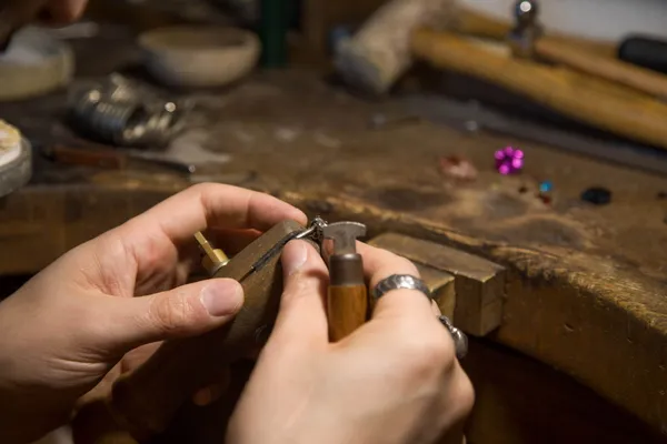 Wecandoo - Réalisez une bague en argent sertie