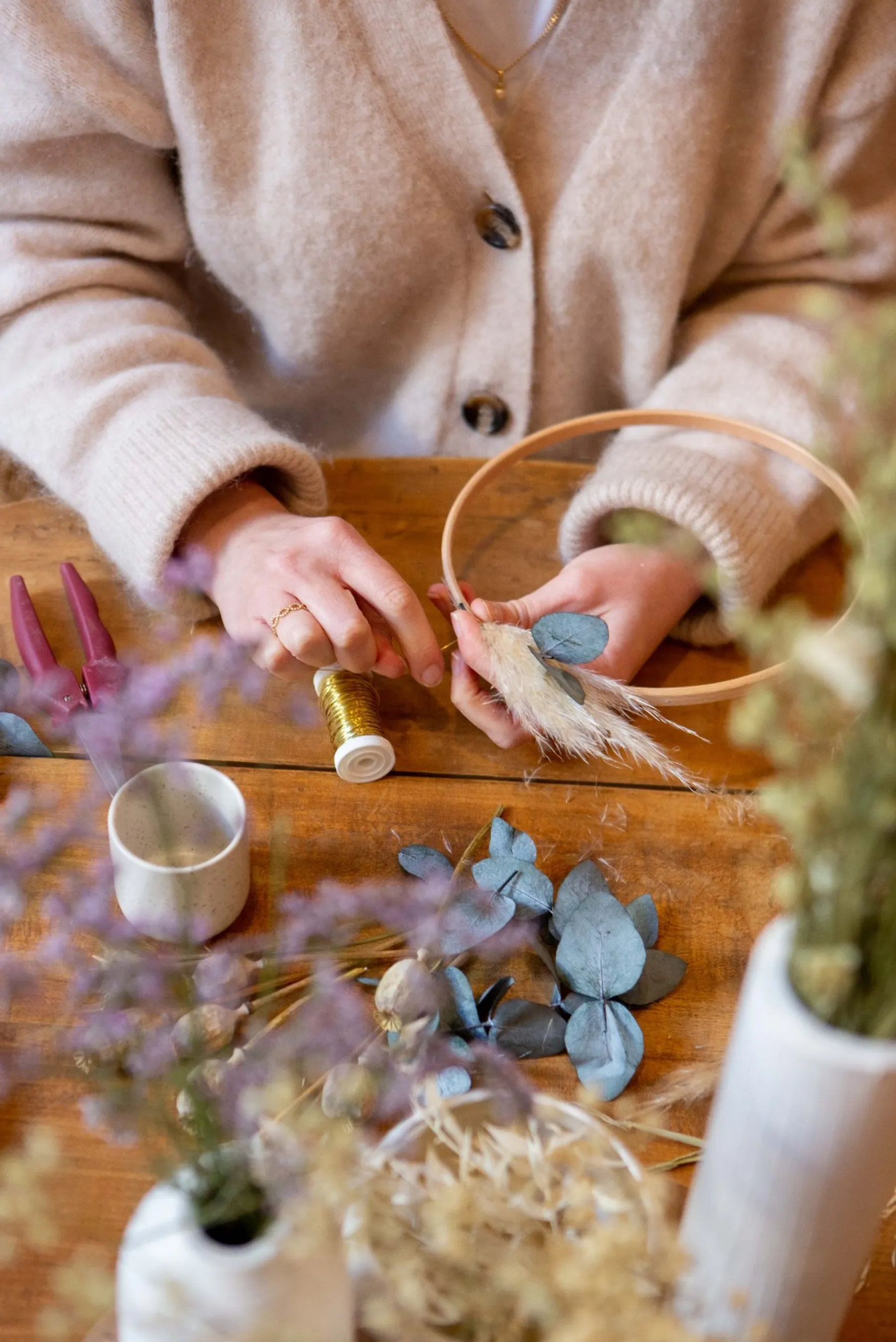 Créez votre couronne murale en fleurs séchées - Image n°4 - Wecandoo