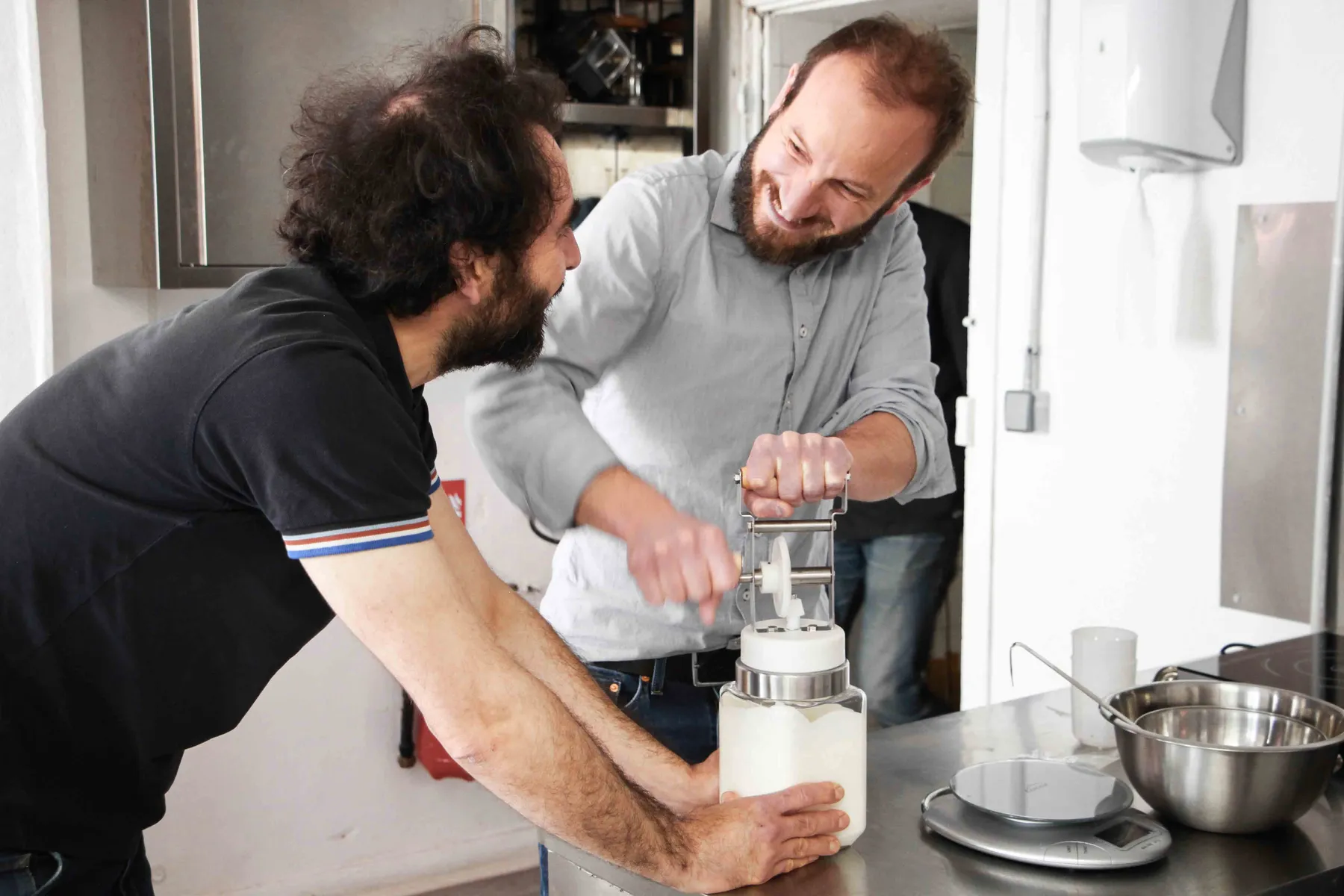 Réalisez votre duo de fromages et votre beurre avec Pierre, Guillaume et leur équipe - Image n°1 - Wecandoo