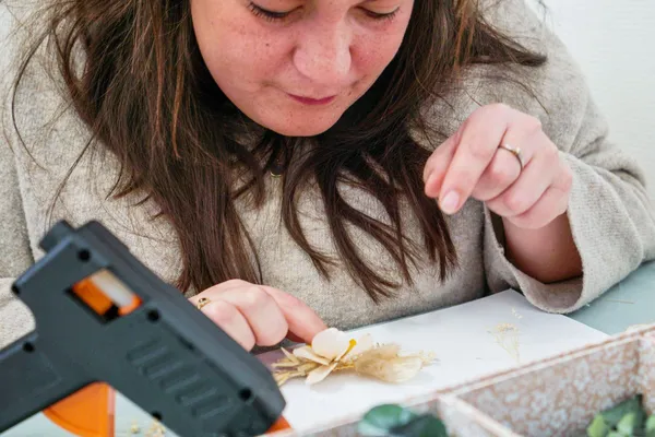 Réalisez votre accessoire en fleurs séchées - Image n°3 - Wecandoo