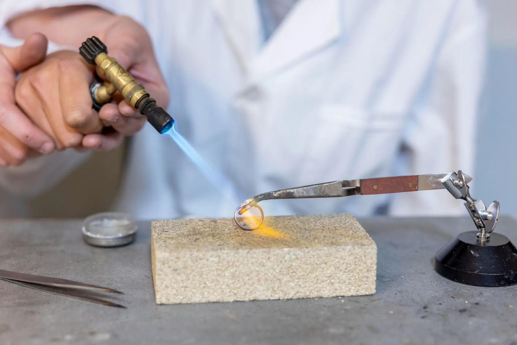 Créez votre bague en argent sertie d'une pierre semi-précieuse avec Justine - Image n°2 - Wecandoo