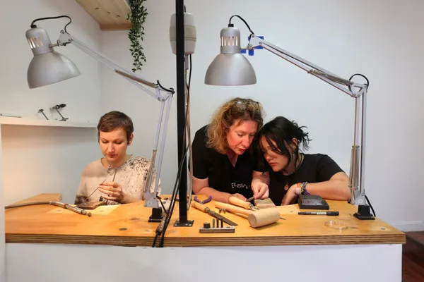 Façonnez vos boucles d'oreilles en laiton - Image n°2 - Wecandoo