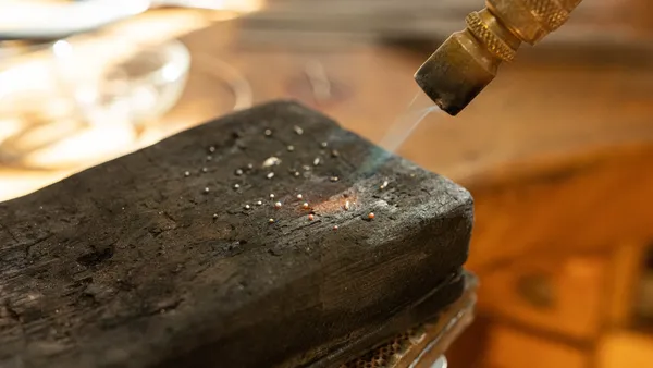 Réalisez votre duo d'ear cuff perlé en argent - Image n°2 - Wecandoo