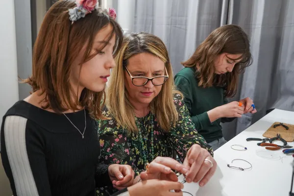 Réalisez deux bracelets de l'amitié en duo - Image n°4 - Wecandoo