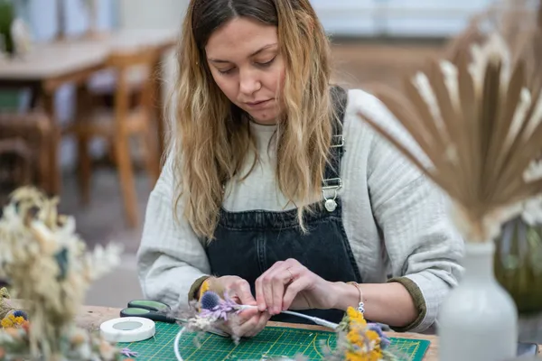 Réalisez votre couronne de fleurs séchées ou fraîches - Image n°2 - Wecandoo