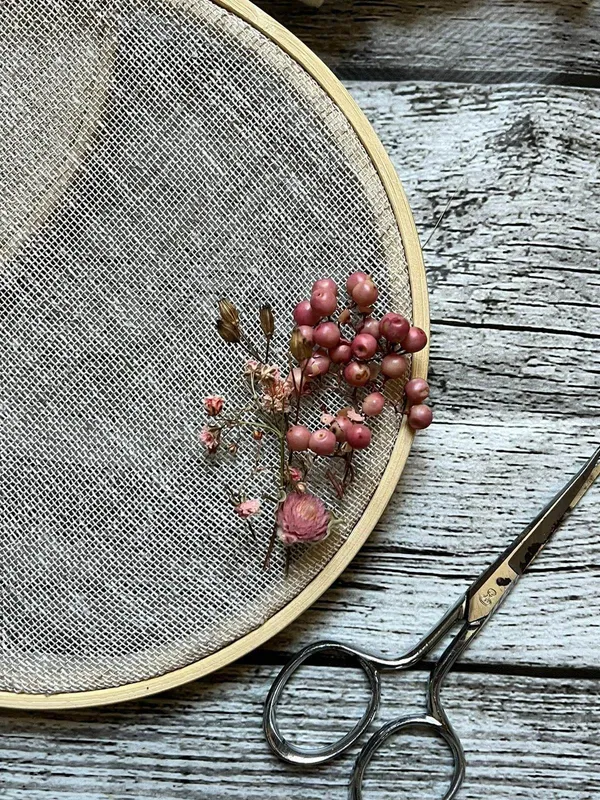 Créez votre tambour brodé de fleurs séchées - Image n°3 - Wecandoo