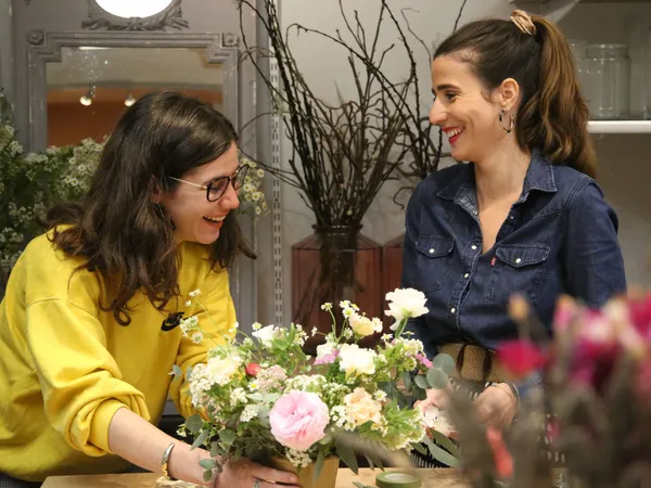 Créez votre composition de fleurs piquées fraîches et de saison - Image n°4 - Wecandoo