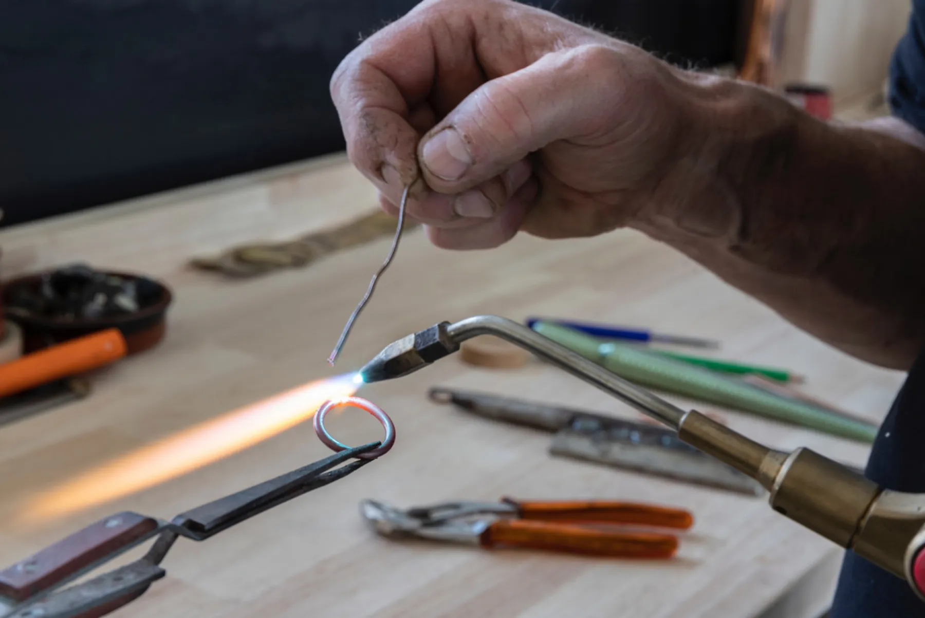 Initiez-vous à la dinanderie et réalisez un trio de bijoux en cuivre - Image n°4 - Wecandoo