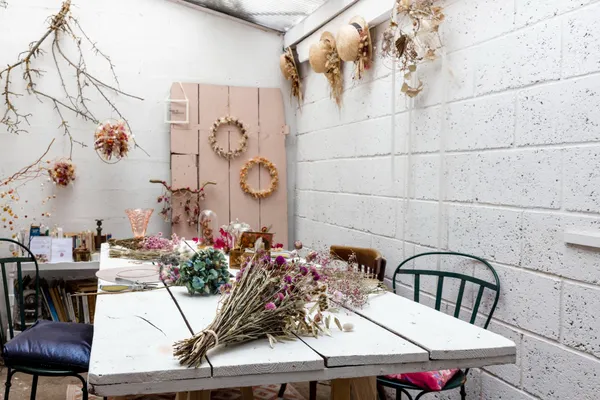 Réalisez votre composition de fleurs séchées sous cloche - Image n°1 - Wecandoo