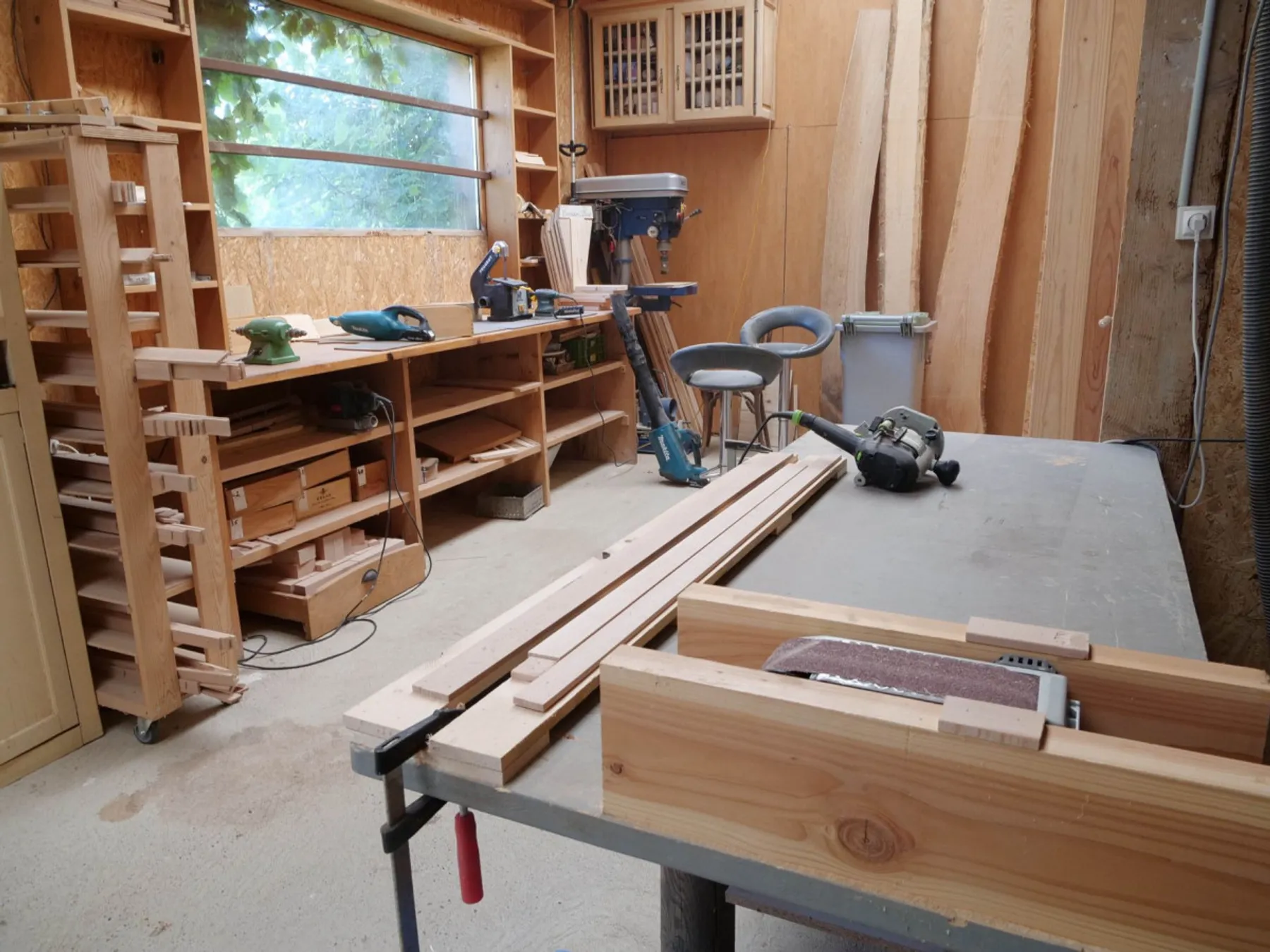 Réalisez votre paire de tongs unique en bois et cuir - Image n°1 - Wecandoo