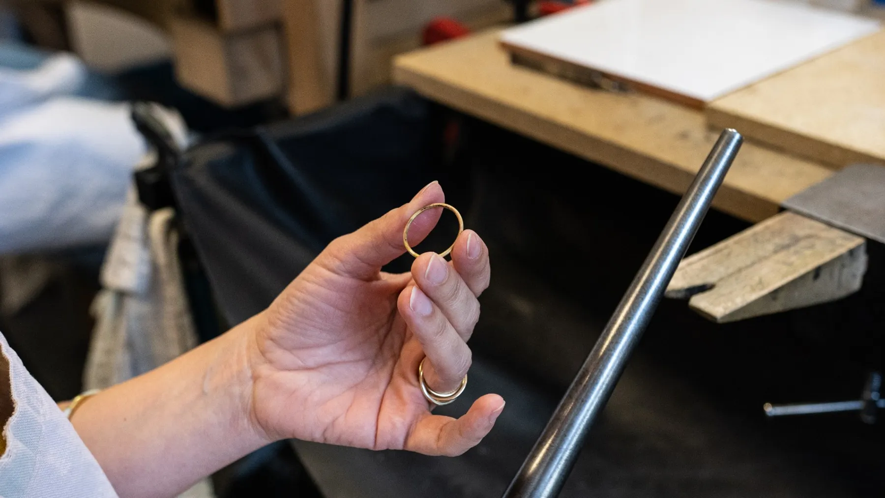 Réalisez vos boucles d'oreille en laiton dorées à l'or fin - Image n°3 - Wecandoo