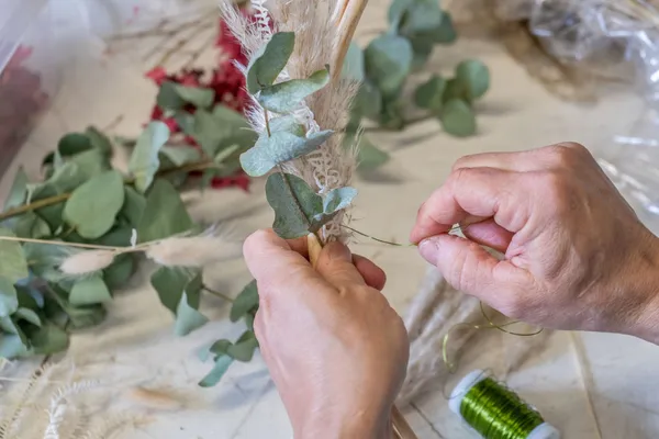 Fabriquez votre couronne de fleurs séchées - Image n°3 - Wecandoo