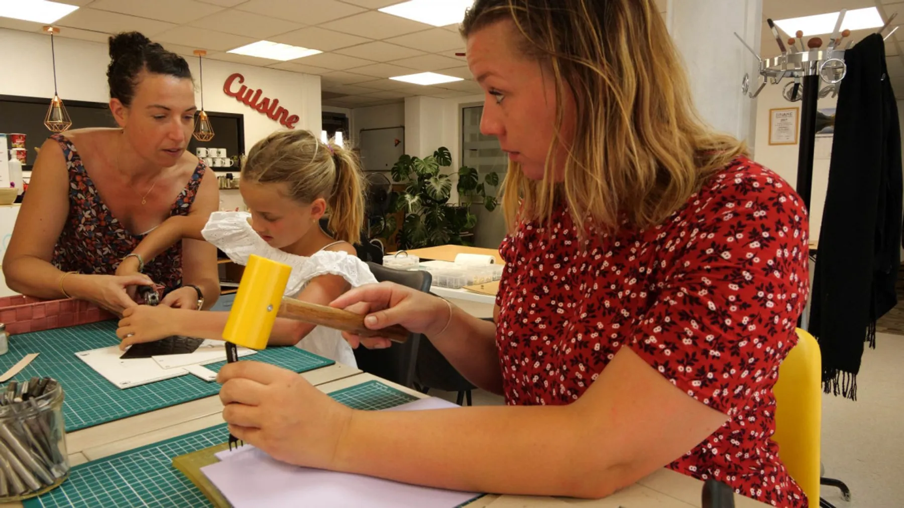 Réalisez un accessoire en cuir en duo avec votre enfant - Image n°3 - Wecandoo