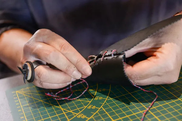 Réalisez votre sac pochette en chambre à air - Image n°3 - Wecandoo