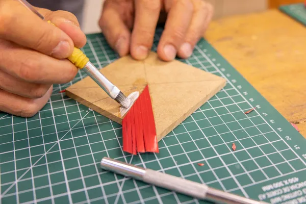 Réalisez votre duo de sous-verres en marqueterie de paille - Image n°4 - Wecandoo