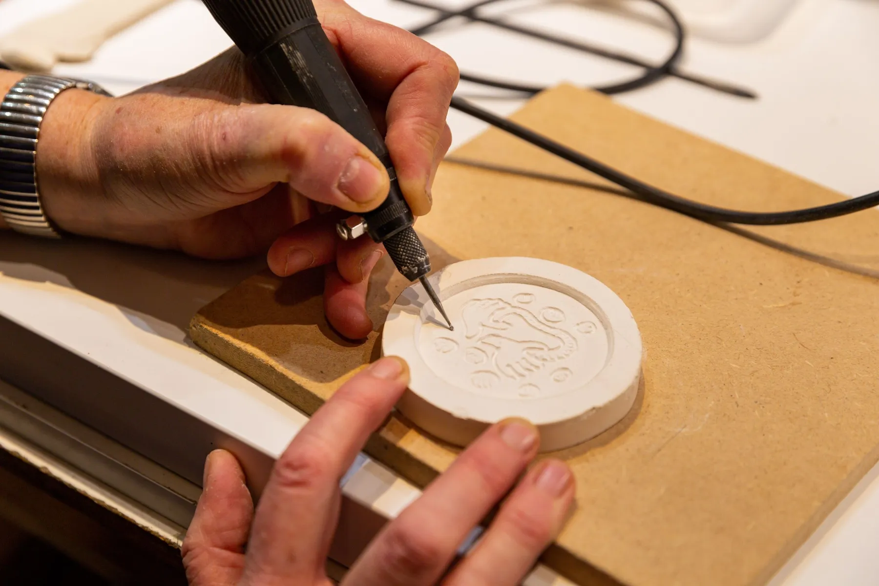 Façonnez votre décapsuleur ou bouchon en métal - Image n°4 - Wecandoo