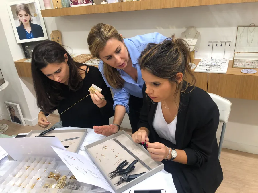 Composez vos boucles d'oreilles bohèmes personnalisées avec Kelly et Agathe - Image n°1 - Wecandoo
