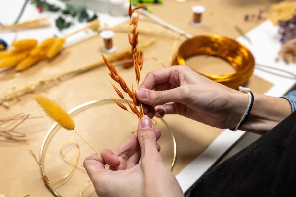 Composez votre couronne de fleurs séchées murale personnalisée - Image n°2 - Wecandoo