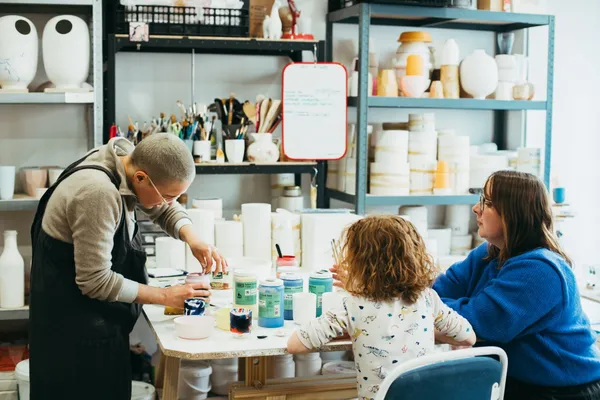 Décorez vos tasses en porcelaine en famille - Image n°2 - Wecandoo