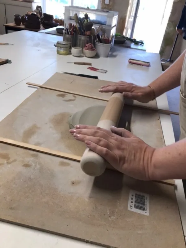 Modelez votre assiette décorée à l'estampage - Image n°3 - Wecandoo