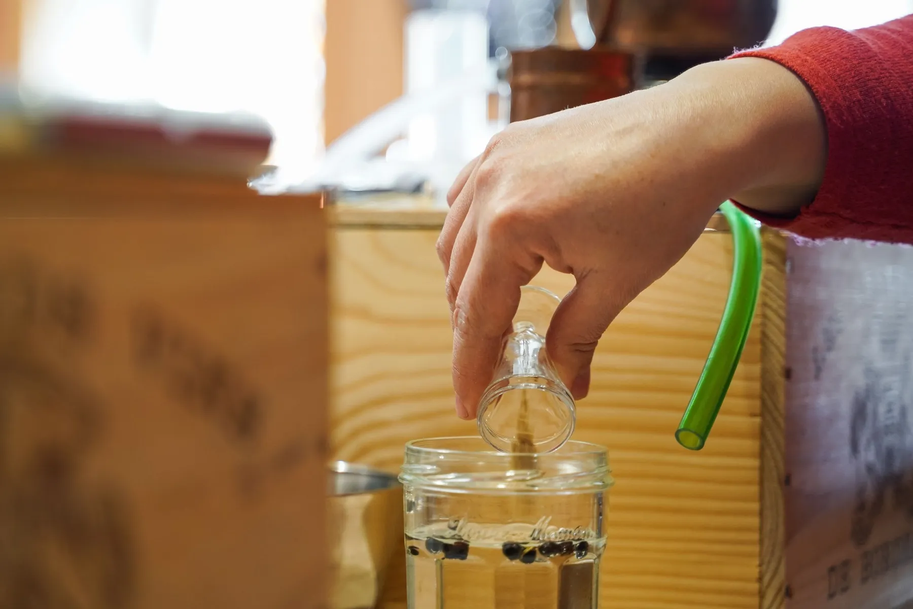 Distillez votre gin en duo - Image n°4 - Wecandoo