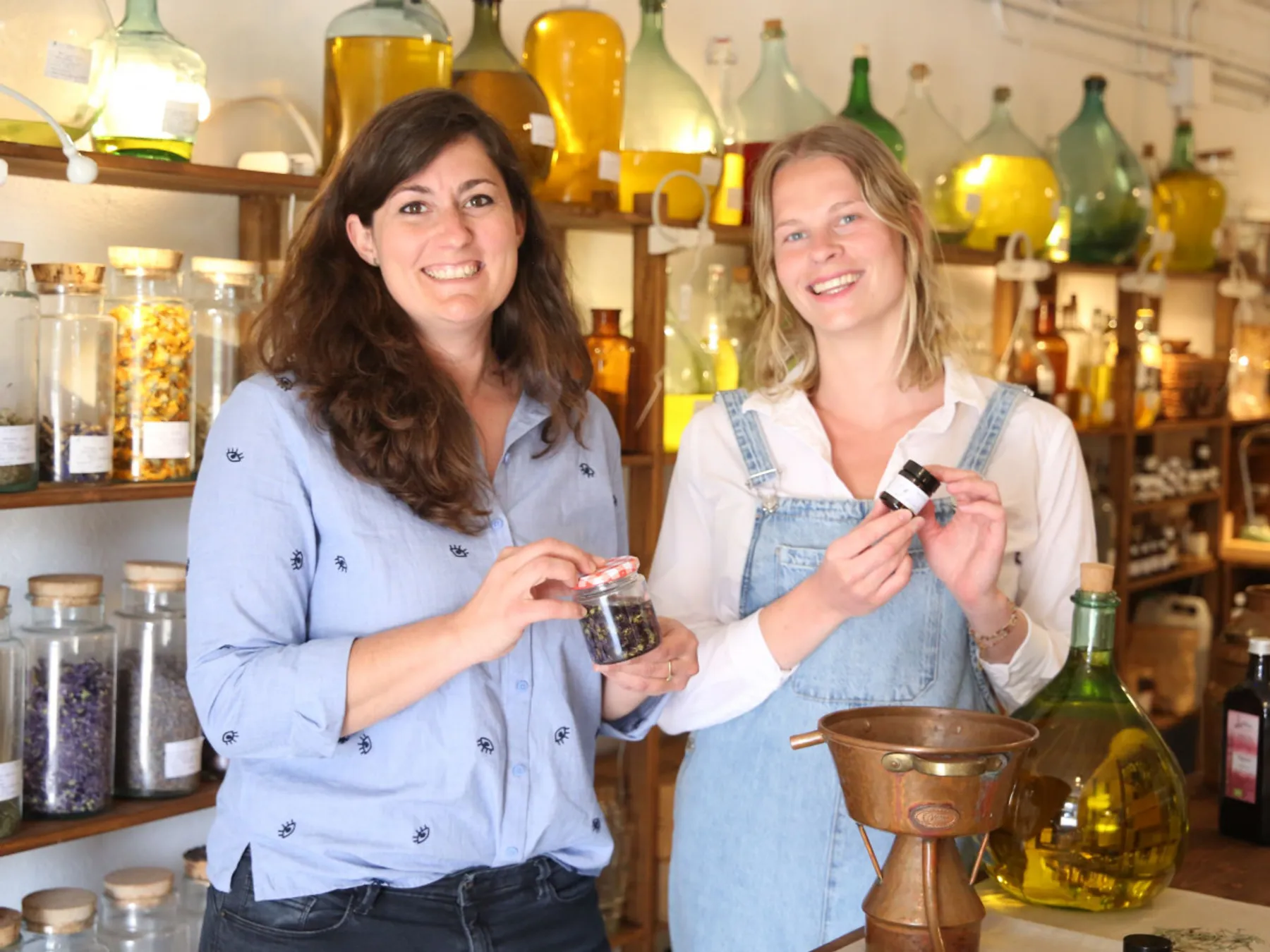 Vivez une journée d'immersion avec une herbaliste autour de la distillation de plantes - Image n°4 - Wecandoo