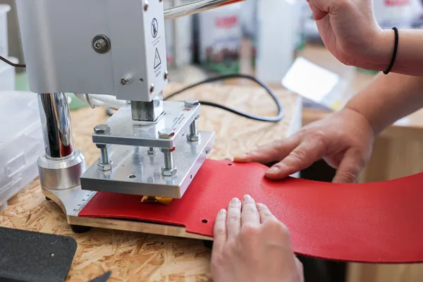 Réalisez votre sac bandoulière en cuir recyclé - Afbeelding nr. 4 - Wecandoo