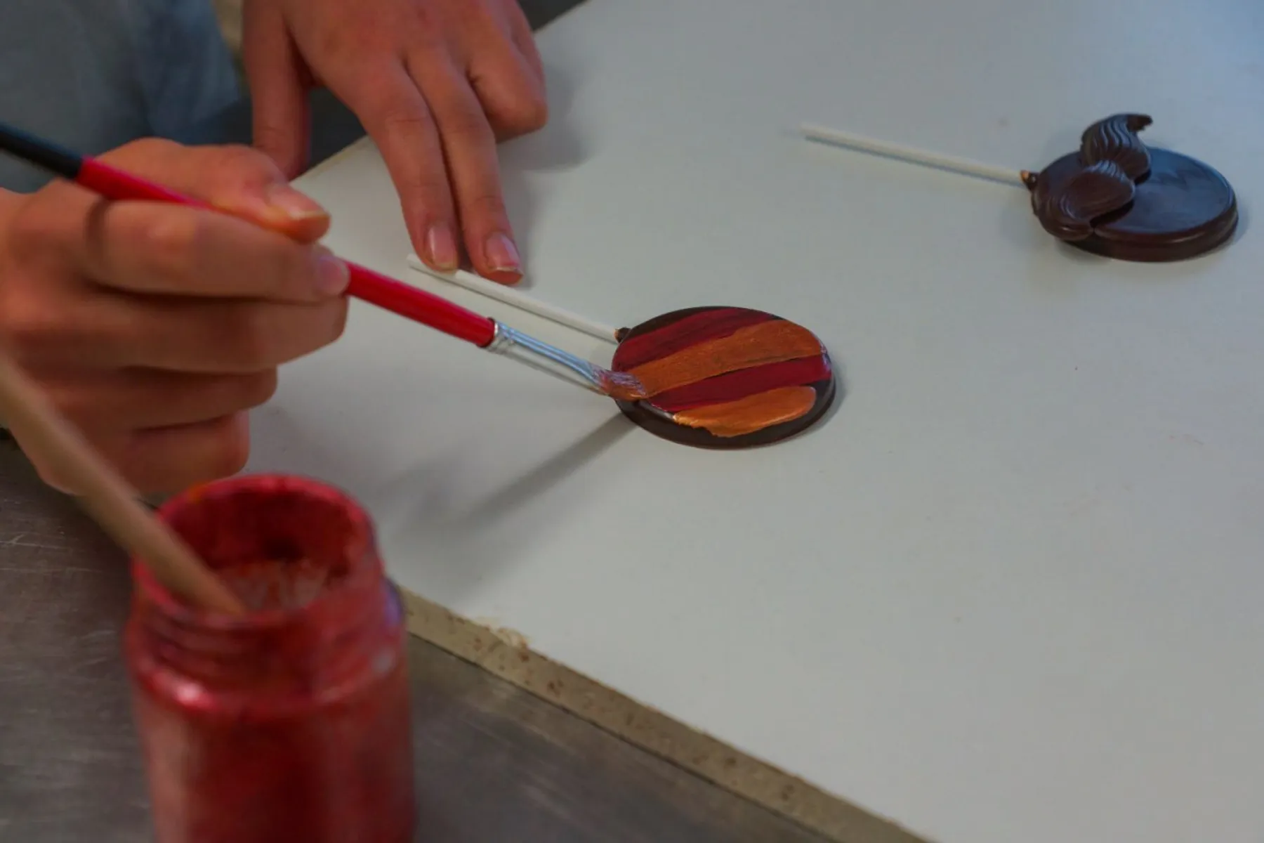 Réalisez vos tablettes de chocolat et sucettes artisanales en famille - Image n°3 - Wecandoo