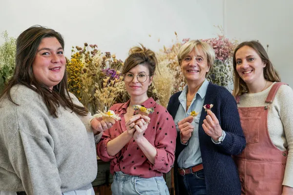 Réalisez votre accessoire en fleurs séchées - Image n°4 - Wecandoo