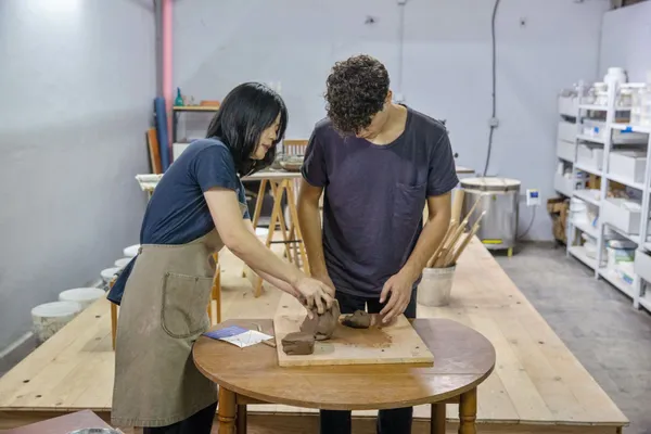 Tournez ou modelez votre vase en céramique avec Yin - Image n°2 - Wecandoo