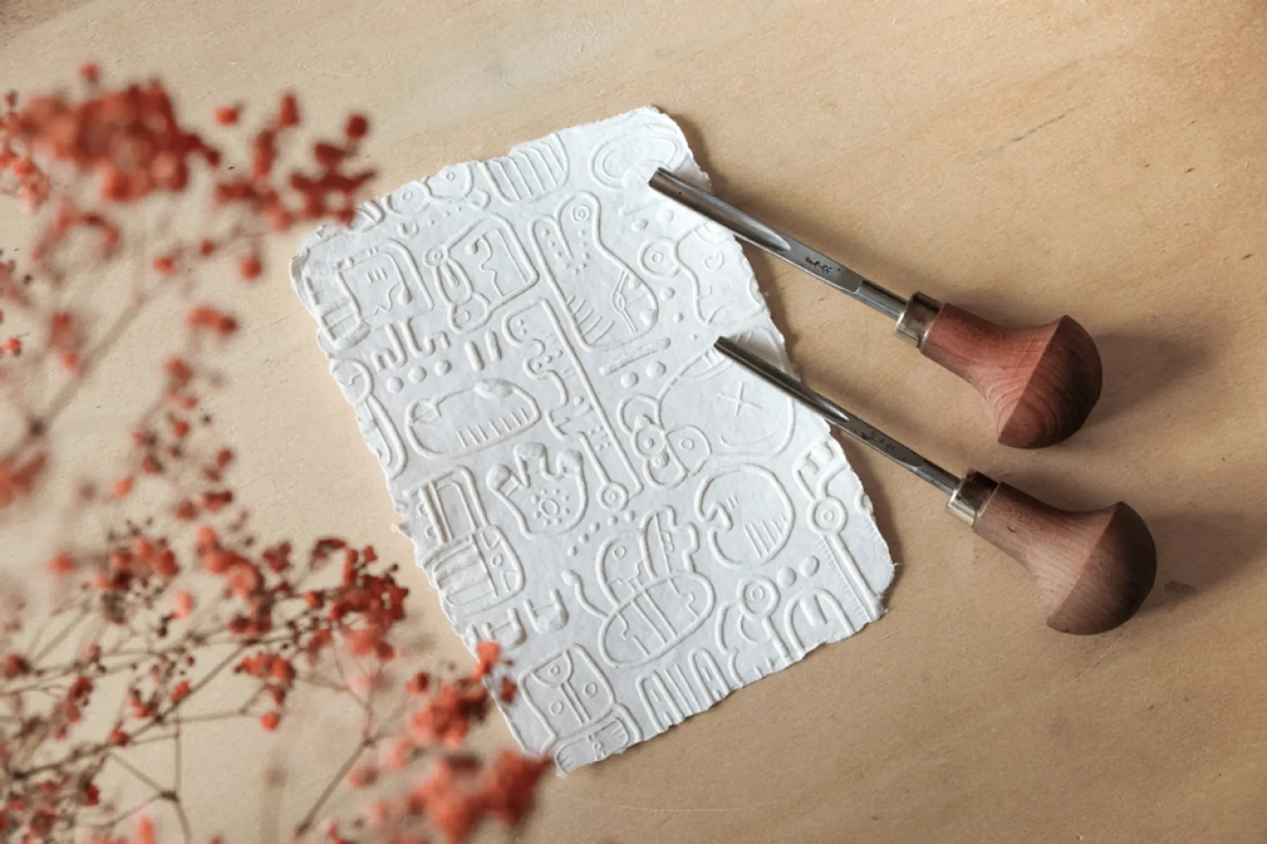 Découvrez le gaufrage, une technique d'impression sans encre, avec Léa, artisane graveuse - Image n°4 - Wecandoo