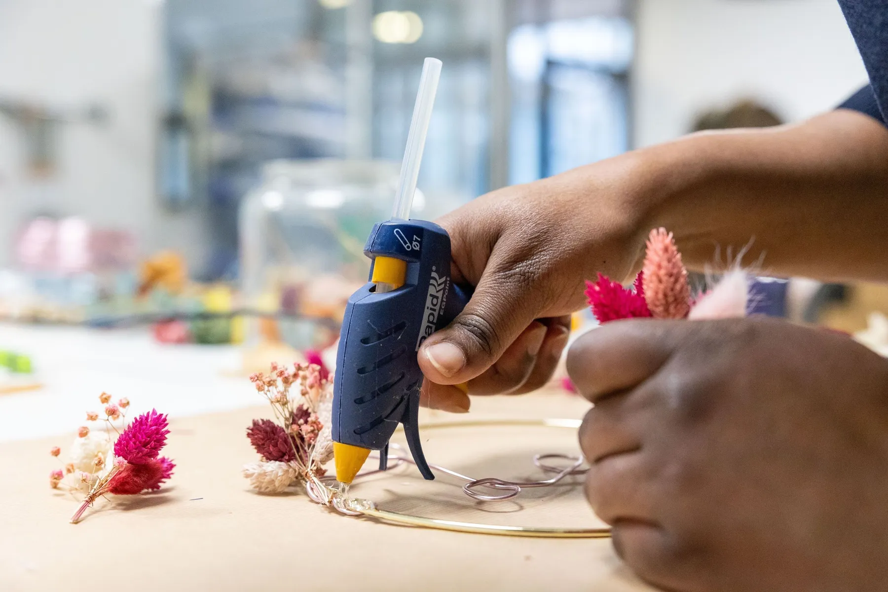 Composez votre couronne de fleurs séchées murale personnalisée - Image n°4 - Wecandoo