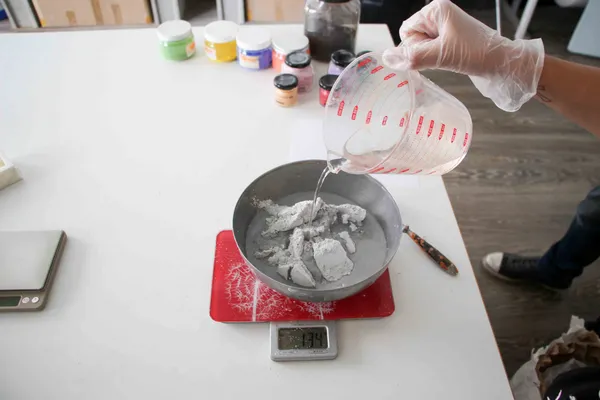 Fabriquez votre horloge design en béton - Image n°4 - Wecandoo