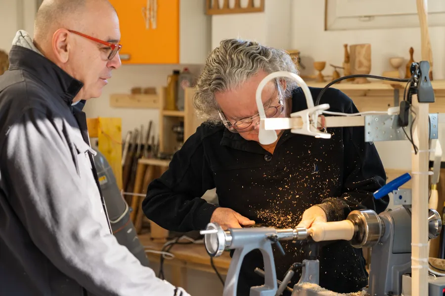 Réalisez votre stylo unique au tour à bois avec Dominique - Image n°1 - Wecandoo