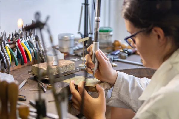 Réalisez vos boucles d'oreilles en argent - Image n°2 - Wecandoo