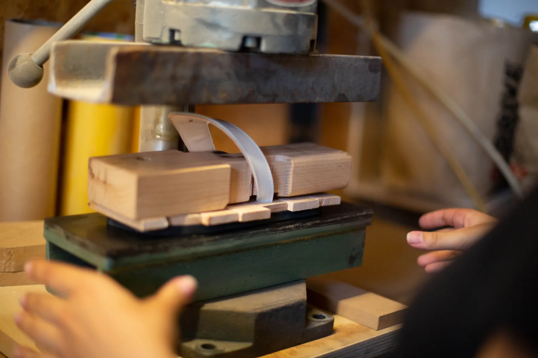 Réalisez votre paire de tongs unique en bois et cuir - Image n°4 - Wecandoo