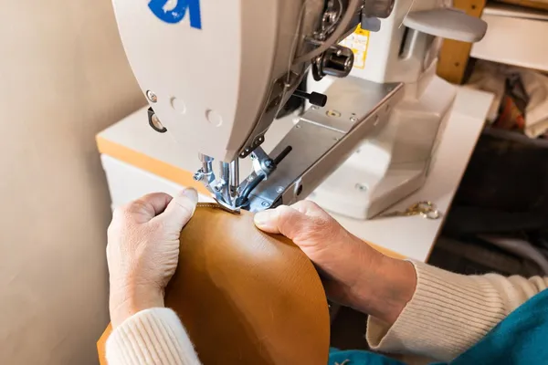 Créez votre sac pochette en cuir avec Mélanie - Image n°2 - Wecandoo