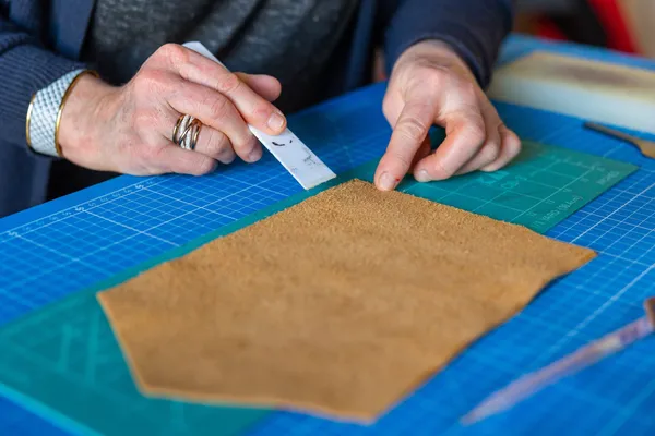 Réalisez votre porte-monnaie en cuir - Image n°2 - Wecandoo