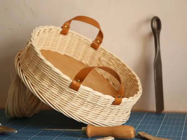 Réalisez votre plateau apéritif en rotin et cuir - Image n°1 - Wecandoo