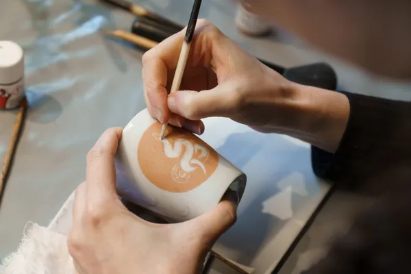 Découvrez les techniques de décor sur porcelaine - Image n°3 - Wecandoo