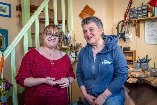 Réalisez votre paire de boucles d'oreilles en argent et émail - Image n°2 - Wecandoo