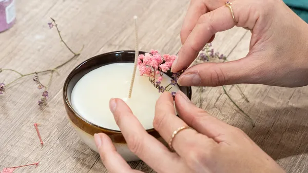 Réalisez votre bougie fleurie et une suspension parfumée - Image n°2 - Wecandoo