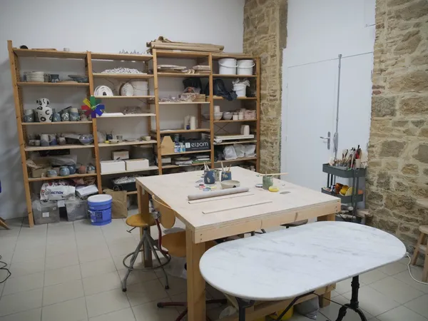 Réalisez votre set apéro en céramique et décorez le avec un motif en terre colorée - Image n°1 - Wecandoo