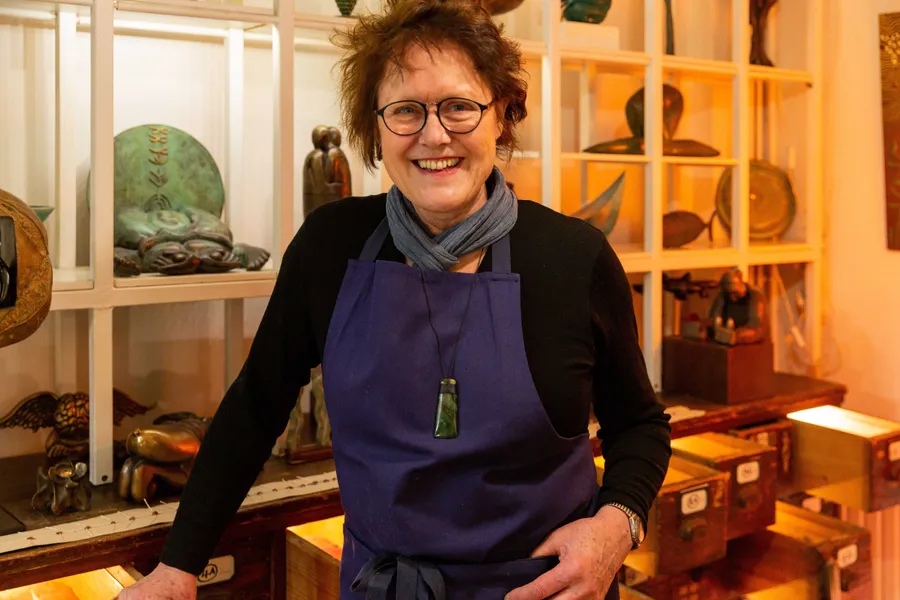 Marian : Sculptrice sur métal à Paris